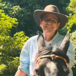 Paes inicia pré-campanha pelo interior do Rio com direito a cavalgada e chapéu de vaqueiro