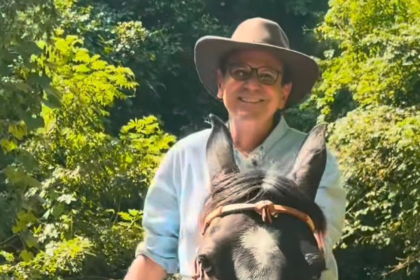 Paes inicia pré-campanha pelo interior do Rio com direito a cavalgada e chapéu de vaqueiro