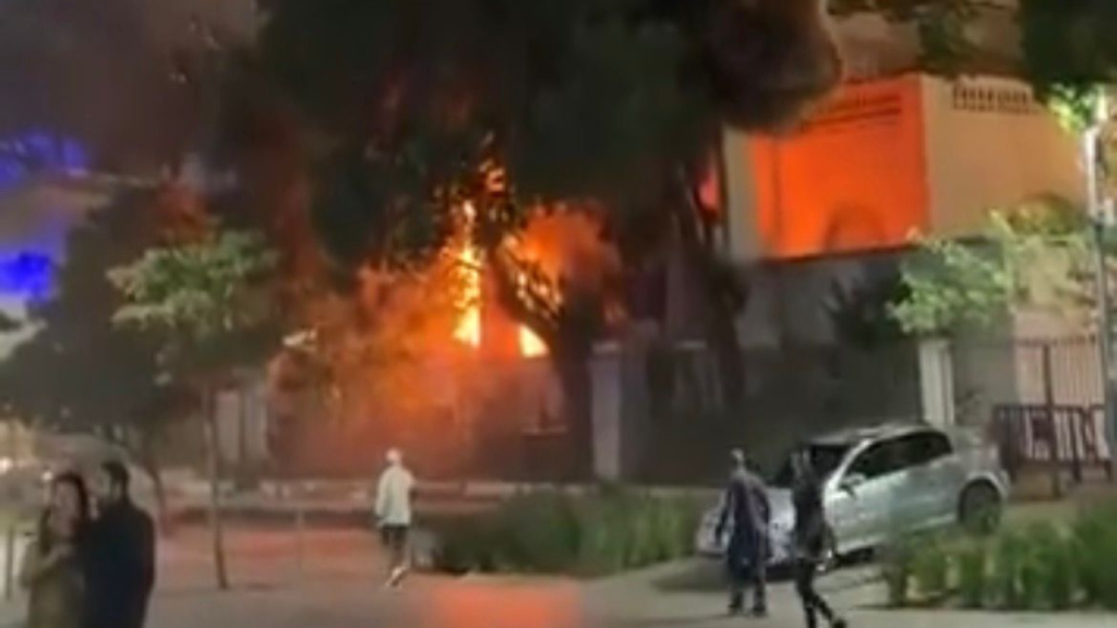 Incêndio atinge área externa do Edifício Touring, na Praça Mauá; veja o vídeo