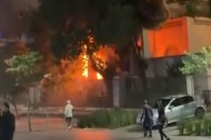 Incêndio atinge área externa do Edifício Touring, na Praça Mauá; veja o vídeo