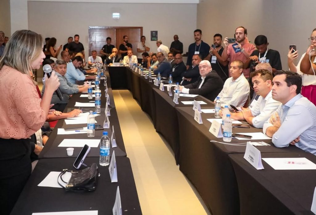 O PETROLEO E NOSSO e os royalties tambem Prefeitos do Estado do Rio reunidos para defender a 1