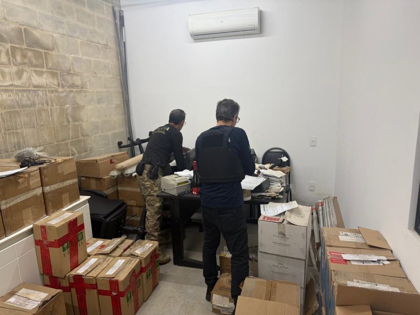 Agentes em operação da Polícia Federal no Porto do Rio