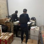 Agentes em operação da Polícia Federal no Porto do Rio