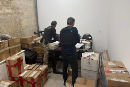 Agentes em operação da Polícia Federal no Porto do Rio