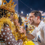 Prefeito Eduardo Cavaliere no desfile do Grupo Especial no Carnaval