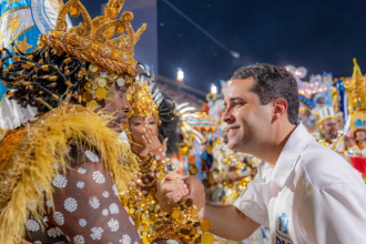 Prefeito Eduardo Cavaliere no desfile do Grupo Especial no Carnaval