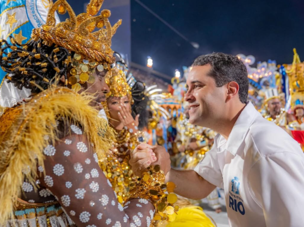 Prefeito Eduardo Cavaliere no desfile do Grupo Especial no Carnaval