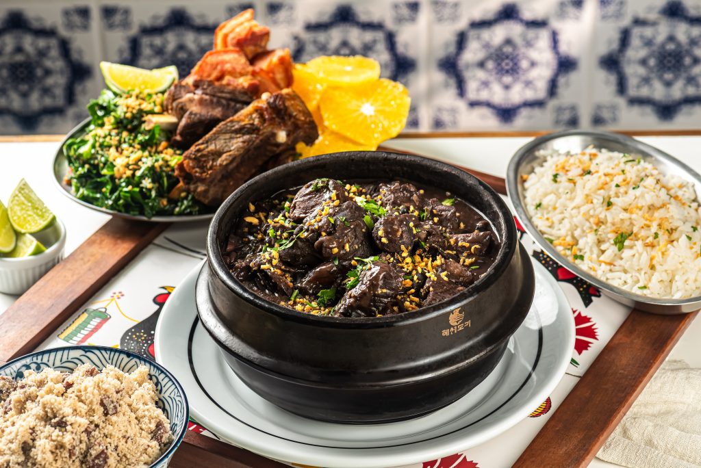 Dia de São Jorge: do Centro à Zona Norte, confira onde aproveitar a tradicional feijoada 65 RaizNutela Feijoada Cred Tomas Velez 1 1