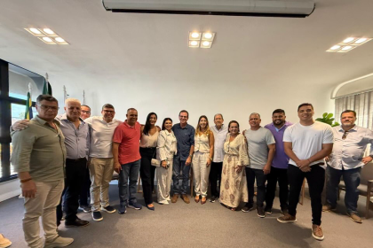 Paes leva pré-campanha a Campos e critica linha sucessória de Castro: 'Nós somos ridicularizados no cenário nacional'