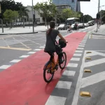Ciclista em faixa exclusiva no Centro do Rio: prefeitura abriu licitação de R$ 34,4 milhões para ampliar a malha cicloviária, com nova rota ligando a Tijuca ao Alto da Boa Vista.