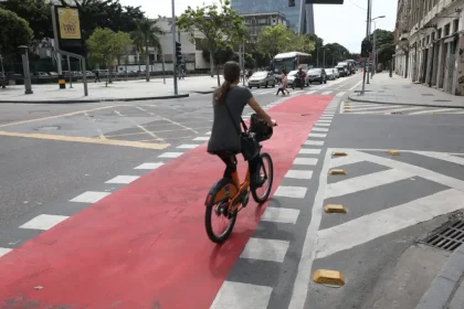 Ciclista em faixa exclusiva no Centro do Rio: prefeitura abriu licitação de R$ 34,4 milhões para ampliar a malha cicloviária, com nova rota ligando a Tijuca ao Alto da Boa Vista.