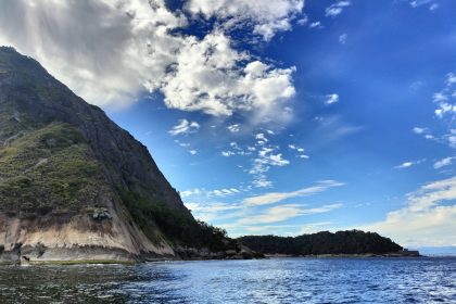 O fim do despejo de bilhões de litros de esgoto in natura é o passo decisivo para que a Baía de Guanabara volte a ser o espelho da saúde ambiental do Rio