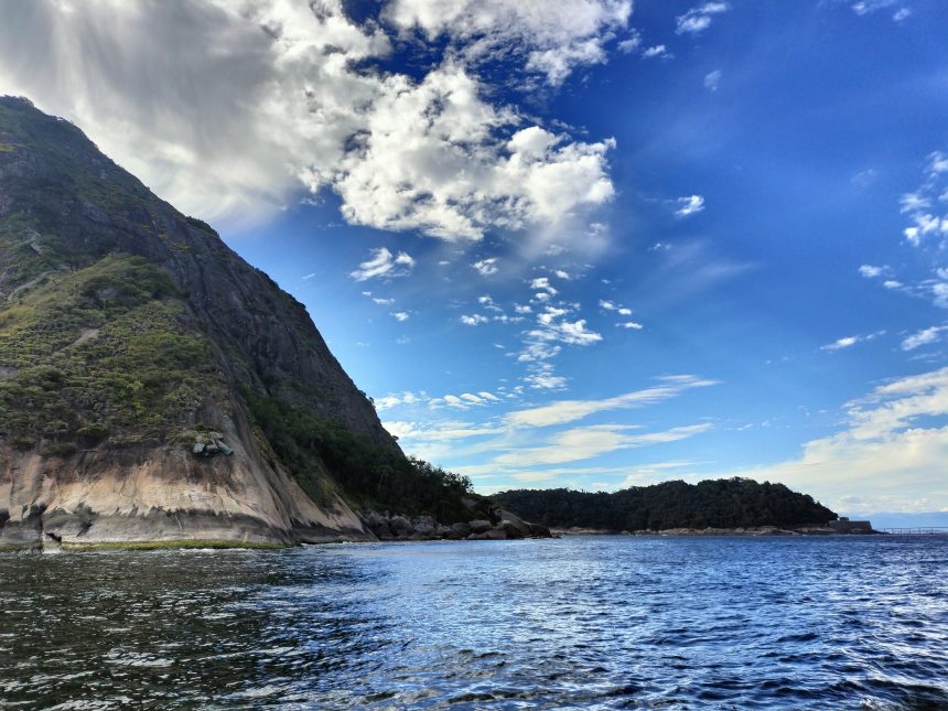 O fim do despejo de bilhões de litros de esgoto in natura é o passo decisivo para que a Baía de Guanabara volte a ser o espelho da saúde ambiental do Rio