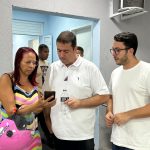 Leozinho com o pai, o prefeito de São João de Meriti, Leo Vieira, em visita a um hospital da cidade
