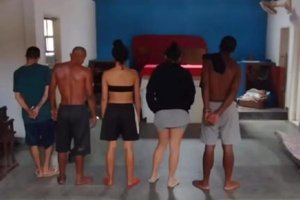 Blasfêmia em Petrópolis: traficantes transformam igreja em boca de fumo, fazem sexo no altar e são presos em flagrante 64 Polícia prende suspeitos dentro de igreja em Petrópolis