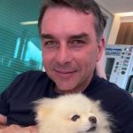 Flávio Bolsonaro com o cão Bolt no colo