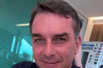 Flávio Bolsonaro com o cão Bolt no colo