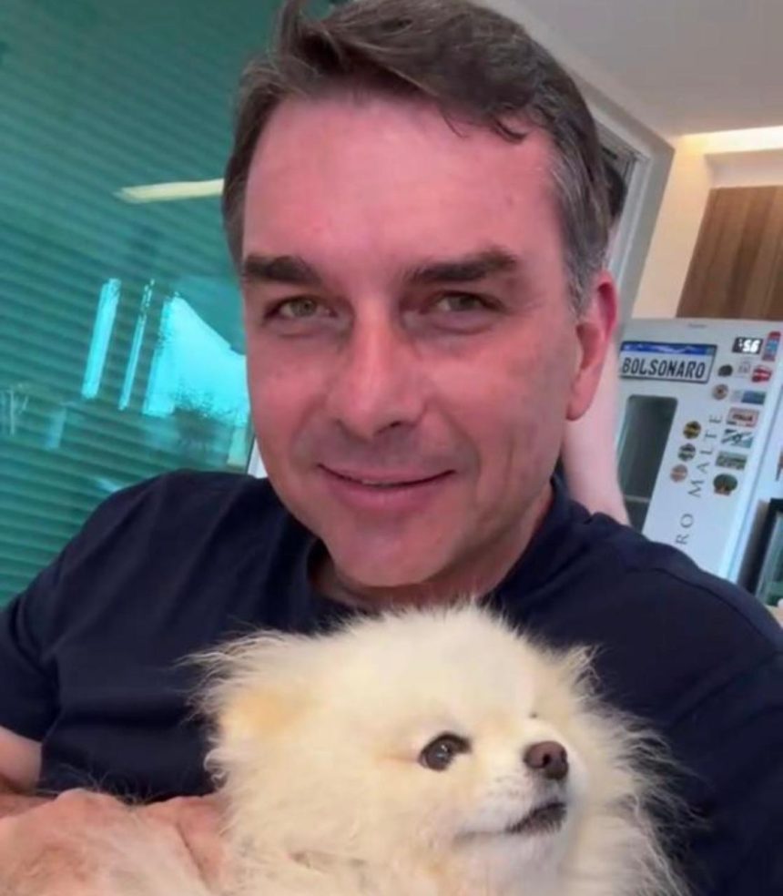 Flávio Bolsonaro com o cão Bolt no colo