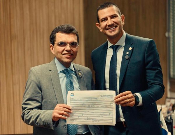 Chico Machado assina a filiação ao PL, e assume o posto de cabo eleitoral de Douglas e Flávio Bolsonaro em Macaé 57 Chico Machado e Douglas Ruas