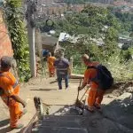 Agentes da Comlurb realizando limpeza urbana no Complexo do Lins