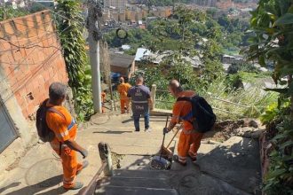 Agentes da Comlurb realizando limpeza urbana no Complexo do Lins