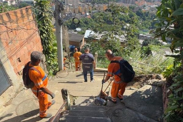 Agentes da Comlurb realizando limpeza urbana no Complexo do Lins