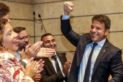 Carlo Caiado (PSD) comemorando a eleição para presidente da Câmara do Rio