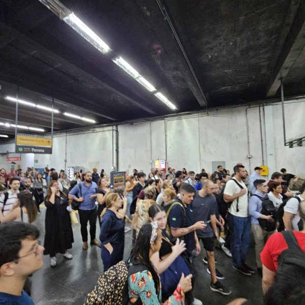 Metrô no Rio é evacuado às pressas e passageiros são 'abandonados' na estação Estácio; há relatos de que as passagens estão sendo devolvidas 58 Metrô no Rio é evacuado às pressas e passageiros são ‘abandonados’ na estação Estácio; há relatos de que as passagens estão sendo devolvidas