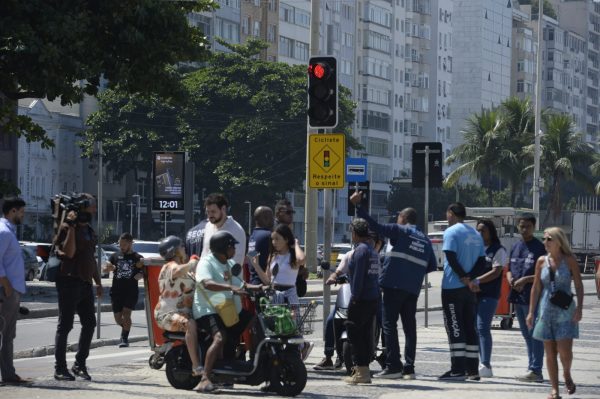 Placas com novo limite de velocidade, reduzido para 60 km/h, são instaladas na Avenida Atlântica, em Copacabana; regra entra em vigor a partir do primeiro minuto de sexta (10)