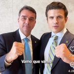 Flávio Bolsonaro posa ao lado do apresentador André Marinho, pré-candidato do Novo ao governo do estado