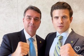 Flávio Bolsonaro posa ao lado do apresentador André Marinho, pré-candidato do Novo ao governo do estado