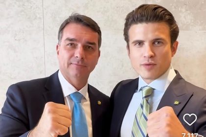 Flávio Bolsonaro posa ao lado do apresentador André Marinho, pré-candidato do Novo ao governo do estado