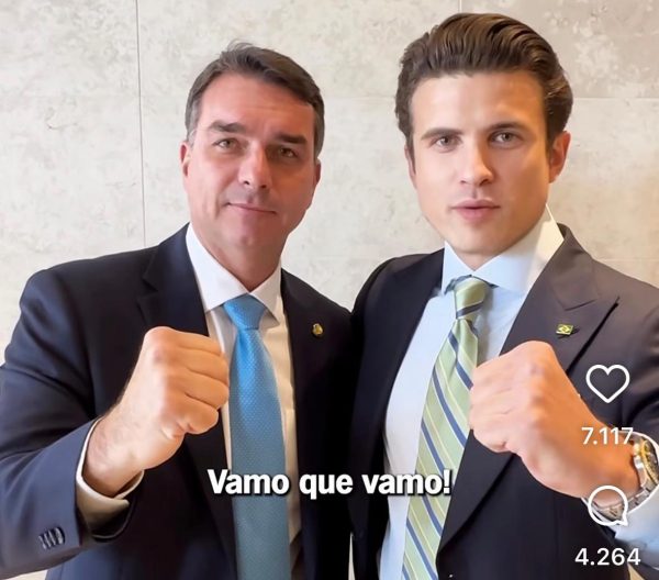 Flávio Bolsonaro posa ao lado do apresentador André Marinho, pré-candidato do Novo ao governo do estado