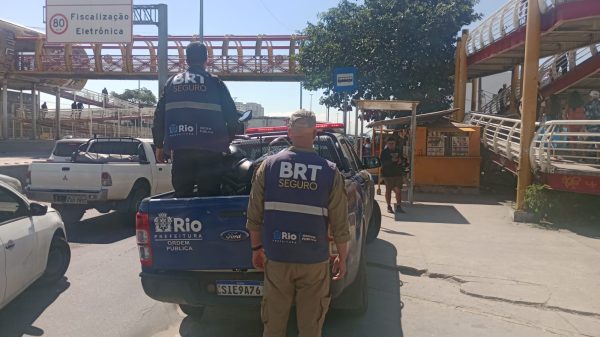 Seop aplica 62 multas por travessia irregular de motociclistas que utilizam passarelas na Avenida Brasil