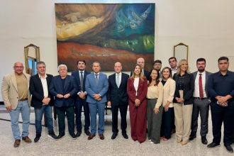 O governador interino, Ricardo Couto, e 14 prefeitos produtores de petróleo