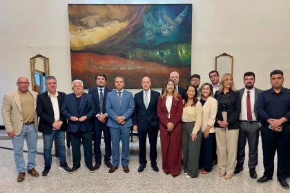 O governador interino, Ricardo Couto, e 14 prefeitos produtores de petróleo