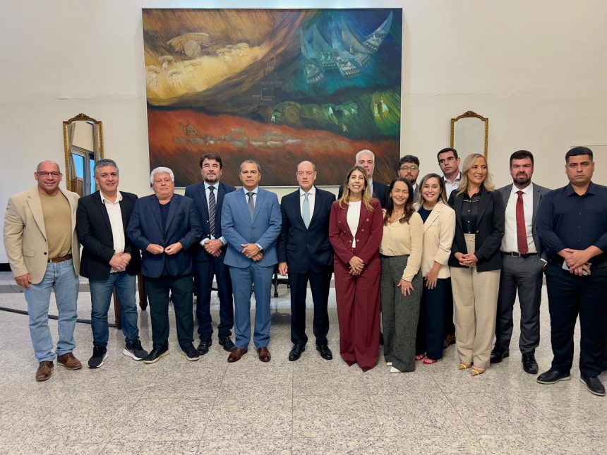 O governador interino, Ricardo Couto, e 14 prefeitos produtores de petróleo