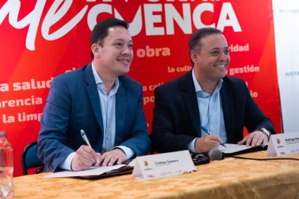 Rodrigo Neves, presidente da rede Mercocidades, assinando acordo