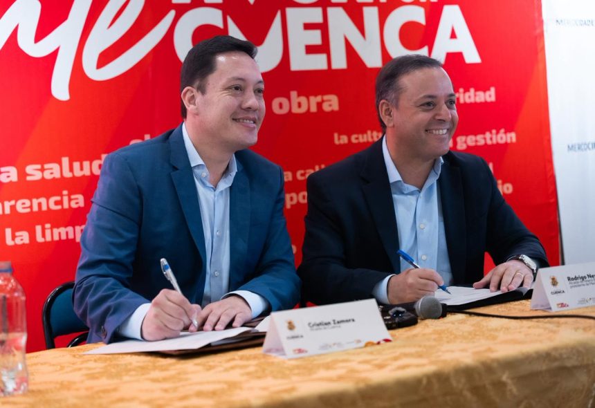 Rodrigo Neves, presidente da rede Mercocidades, assinando acordo