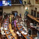 Diretas ou indiretas já? Aliados de Paes e Castro batem boca na Câmara do Rio sobre o futuro do governo do estado