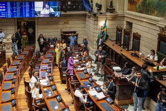 Diretas ou indiretas já? Aliados de Paes e Castro batem boca na Câmara do Rio sobre o futuro do governo do estado