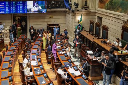 Diretas ou indiretas já? Aliados de Paes e Castro batem boca na Câmara do Rio sobre o futuro do governo do estado