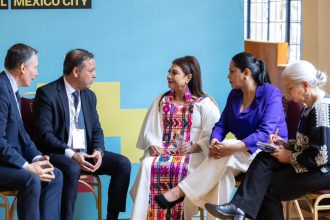 Rodrigo Neevs em encontro com Clara Brugada para manifestar apoio na campanha pela presidência da rede global de prefeituras