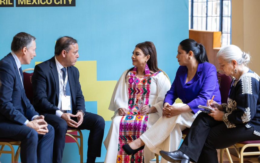 Rodrigo Neevs em encontro com Clara Brugada para manifestar apoio na campanha pela presidência da rede global de prefeituras