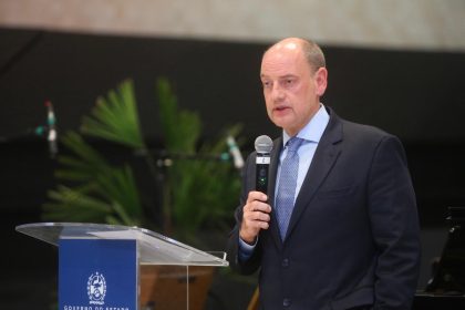 O presidente do Tribunal de Justiça e governador interino, Ricardo Couto, discursa na inauguração do MIS