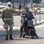 Imagem de guarda fazendo a fiscalização de veículos elétricos no Rio de Janeiro