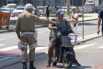 Imagem de guarda fazendo a fiscalização de veículos elétricos no Rio de Janeiro