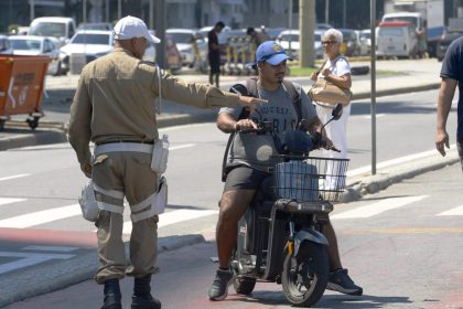 Imagem de guarda fazendo a fiscalização de veículos elétricos no Rio de Janeiro