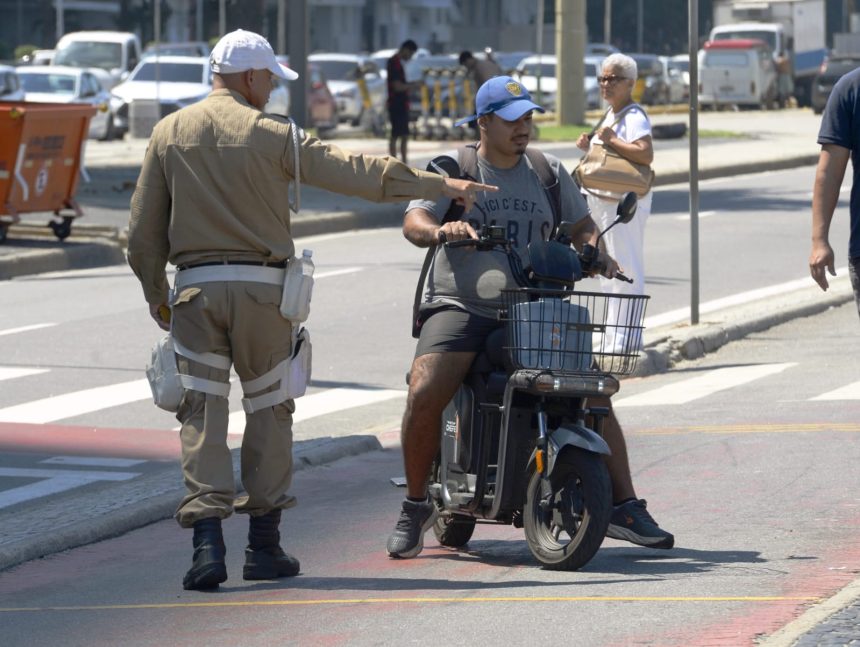 Imagem de guarda fazendo a fiscalização de veículos elétricos no Rio de Janeiro