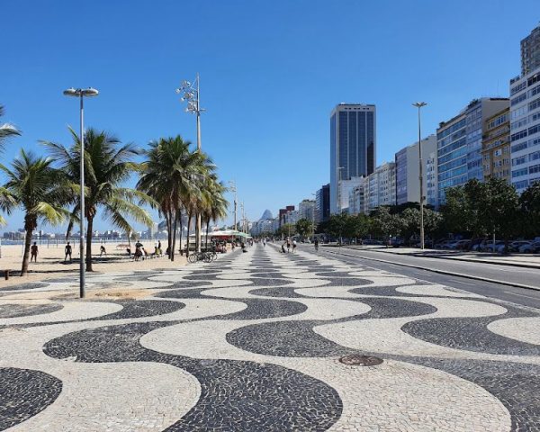 O famoso calçadão de Copacabana